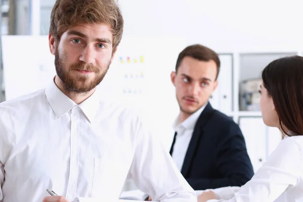 Bello sorridente uomo barbuto in ufficio — Foto Stock