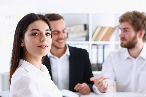 Bella sorridente ragazza allegra sul posto di lavoro — Foto Stock