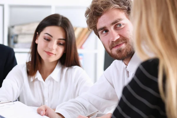 Gruppo di persone deliberare sulla lavagna bianca — Foto Stock