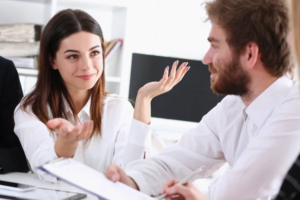 Grupo de personas deliberan sobre pizarra blanca — Foto de Stock