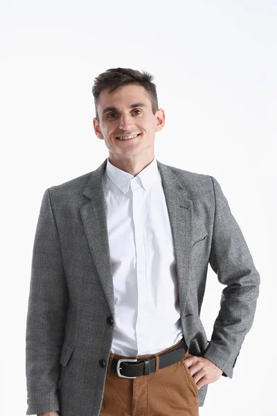 Pohledný usmívající se muž v obleku a kravatě pohledu — Stock fotografie