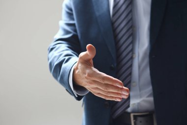 Takım elbiseli adam Merhaba ofis olarak el sallamak