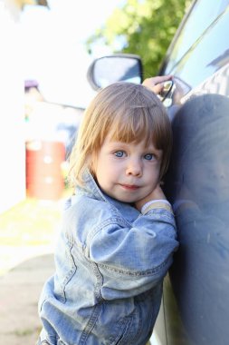 Küçük moda çocuk bir kot ceket araba tutan