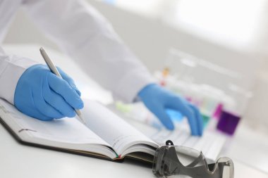 Çalışan kimyasal laboratuvar öğretmen