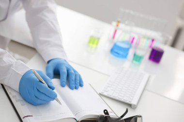 Çalışan kimyasal laboratuvar öğretmen