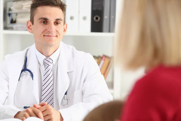 Little child with mother at pediatrician — Stock Photo, Image