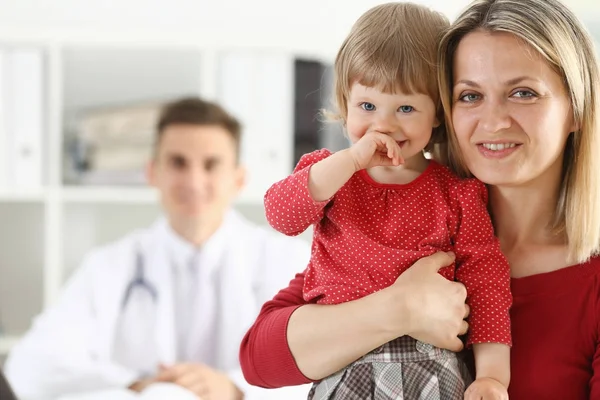 Niño pequeño con madre en pediatra —  Fotos de Stock