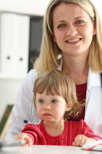 Klein kind bij de kinderarts Receptie — Stockfoto