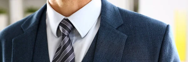 Brazo masculino en traje azul conjunto corbata primer plano —  Fotos de Stock