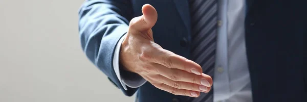 Mann im Anzug schüttelt Hand als Hallo im Amt — Stockfoto
