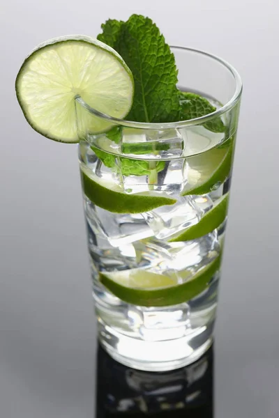 Cóctel Mojito con lima y menta —  Fotos de Stock