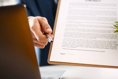 Pano üzerindeki takım teklif Sözleşme formunda erkek kol