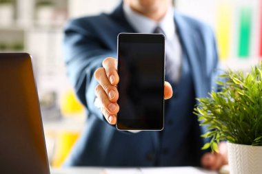 Takım elbiseli erkek kolunu göster kamera telefon ekranını
