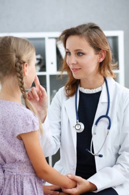 Çocuk doktoru resepsiyonda küçük çocuk