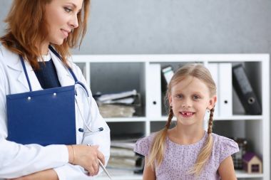 Çocuk doktoru resepsiyonda küçük çocuk