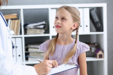 Çocuk doktoru resepsiyonda küçük çocuk