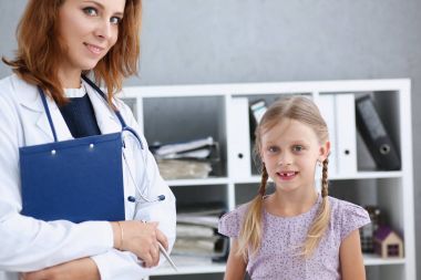 Çocuk doktoru resepsiyonda küçük çocuk