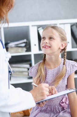 Çocuk doktoru resepsiyonda küçük çocuk