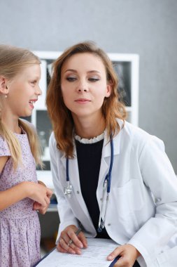 Çocuk doktoru resepsiyonda küçük çocuk