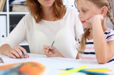 Sarışın küçük kız gülümseyerek kol kalemi tutun