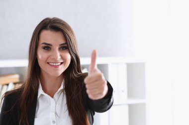 Tamam gösterilen güzel gülümseyen kadın veya onayı