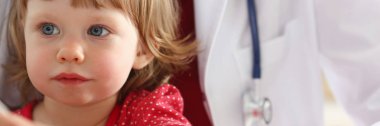 Çocuk doktoru resepsiyonda küçük çocuk