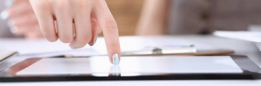 Businees kadın toch tablet pc parmağına görüntülemek