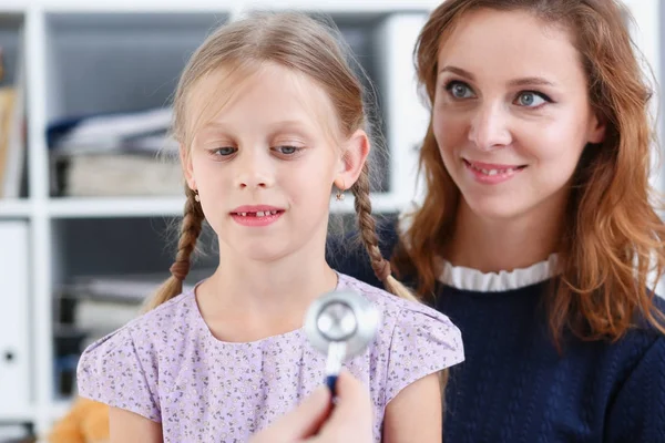 Kind mit Mutter beim Kinderarzt-Empfang — Stockfoto