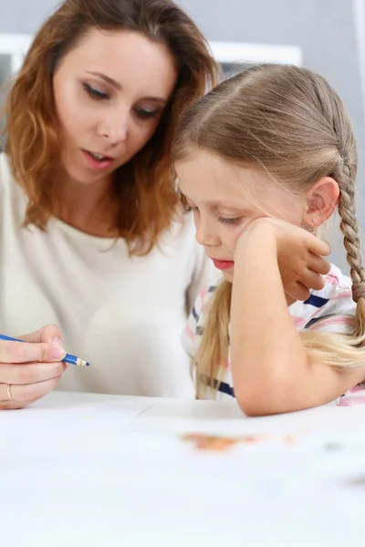 Blonda leende liten flicka håller i arm penci — Stockfoto