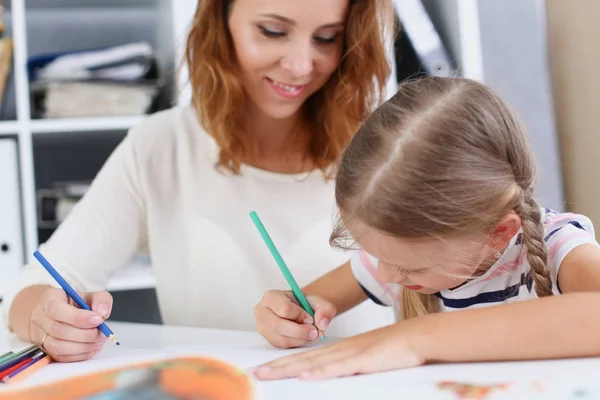 Blonda leende liten flicka håller i arm penci — Stockfoto