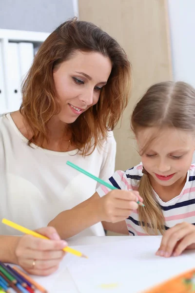 Blonda leende liten flicka håller i arm penci — Stockfoto