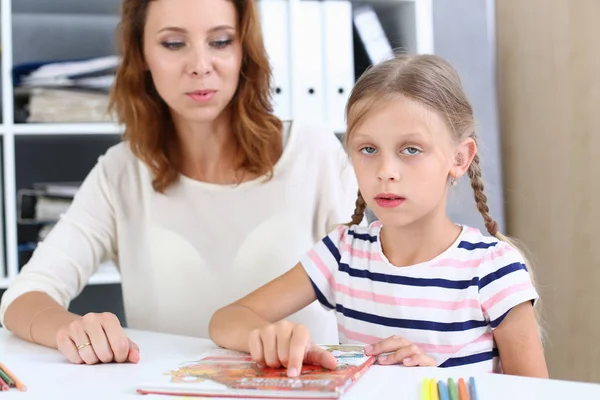 Blonda leende liten flicka håller i arm penci — Stockfoto