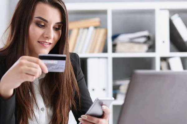 Mujer de negocios en la oficina tiene crédito plástico —  Fotos de Stock