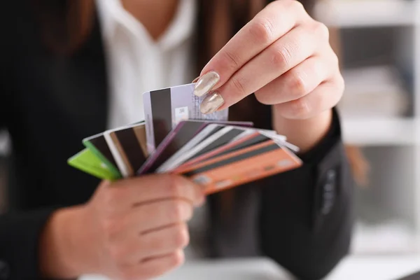 Γυναικείο χέρι κρατήστε μάτσο πιστωτικές κάρτες — Φωτογραφία Αρχείου