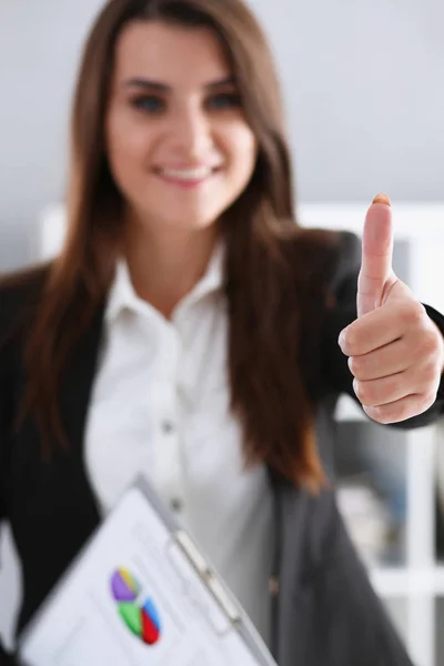 Bella donna sorridente che mostra ok o approvazione — Foto Stock