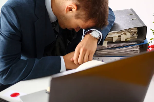 Cansado escritório masculino clerk em terno tirar cochilo — Fotografia de Stock