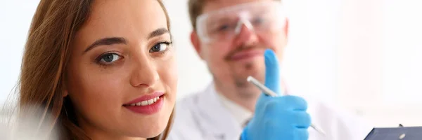 Sonriente hermosa técnica mujer retrato —  Fotos de Stock