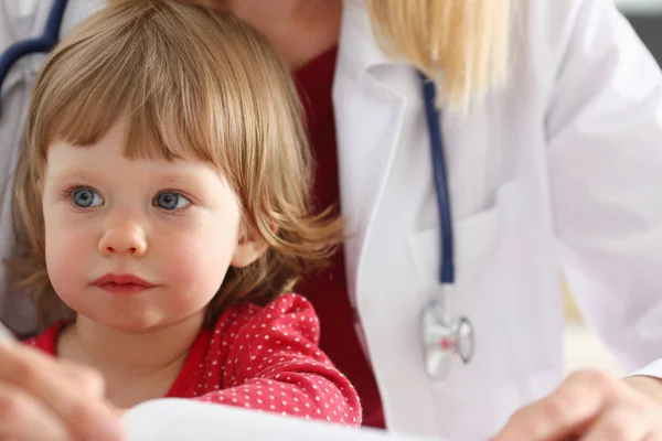 Klein kind bij de kinderarts Receptie — Stockfoto