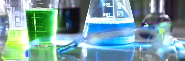 Лампочка химической промышленности с голубым пурпурным — стоковое фото
