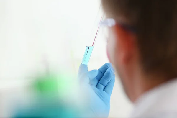 남성 화학자 보유 유리의 테스트 튜브 — 스톡 사진