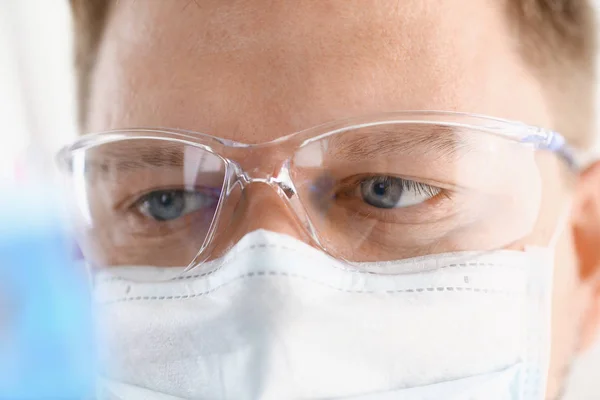 Un retrato de un joven cirujano químico doctor — Foto de Stock