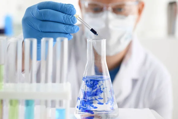 Ένα αρσενικό χημικός κατέχει δοκιμαστικό σωλήνα από γυαλί — Φωτογραφία Αρχείου