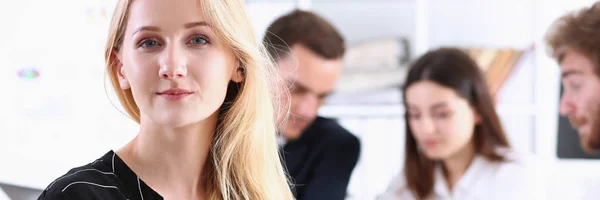 Bella sorridente ragazza allegra sul posto di lavoro — Foto Stock