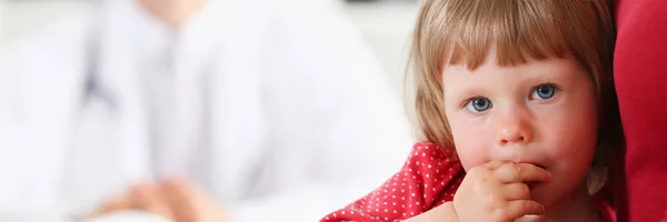 Niño pequeño con madre en pediatra —  Fotos de Stock