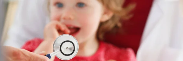 Petit enfant effrayé à la réception du médecin — Photo