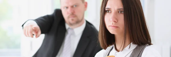 Enojado gritando jefe punto de brazo para salir —  Fotos de Stock