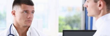 Yakışıklı erkek tıp doktor ile
