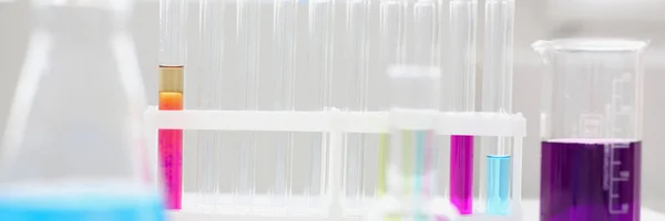 Kimya endüstrisi ampul mavi kırmızı ile — Stok fotoğraf