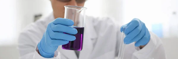 Chemiker hält Reagenzglas in der Hand — Stockfoto