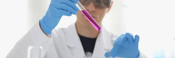 Un chimiste masculin tient un tube à essai en verre — Photo